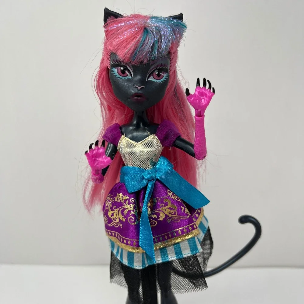 Monster High Catty Noir Boo York Doll Pink Black Feline Pop Star Figure CJF27